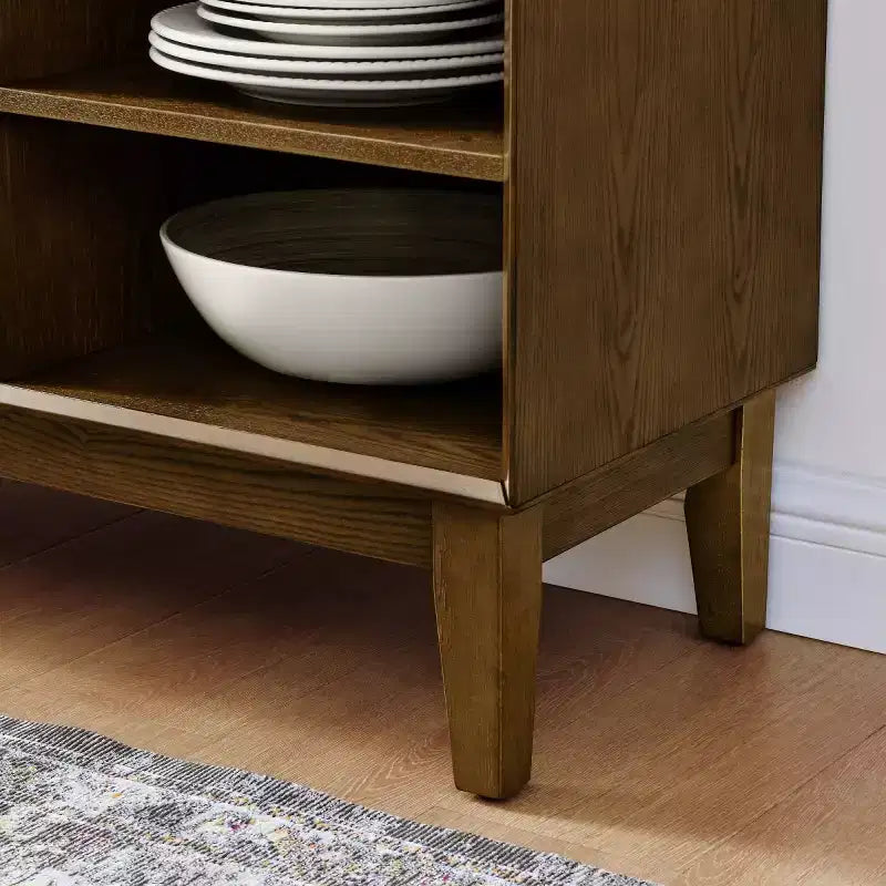 Madia e mobile TV moderno di metà secolo da 47" – Credenza con ante scorrevoli a persiana e gambe in legno massello