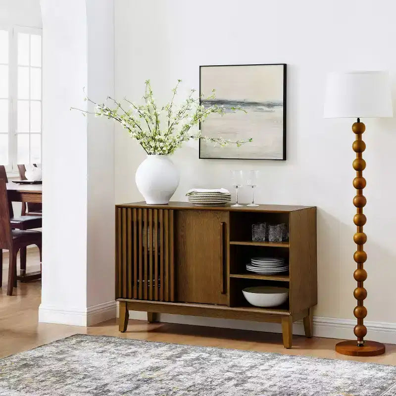 Madia e mobile TV moderno di metà secolo da 47" – Credenza con ante scorrevoli a persiana e gambe in legno massello