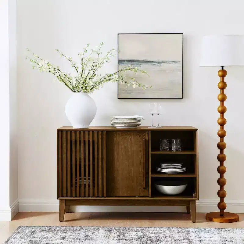 Madia e mobile TV moderno di metà secolo da 47" – Credenza con ante scorrevoli a persiana e gambe in legno massello