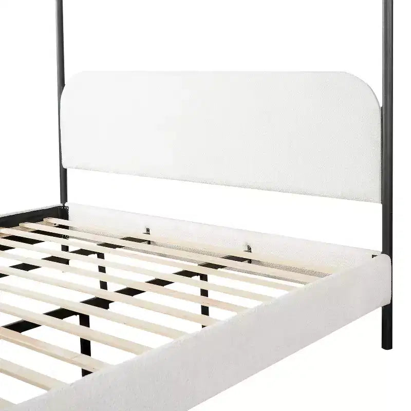 Struttura letto a baldacchino imbottita in Bouclé con testiera curva | Ferro e legno | Nessuna rete a molle necessaria